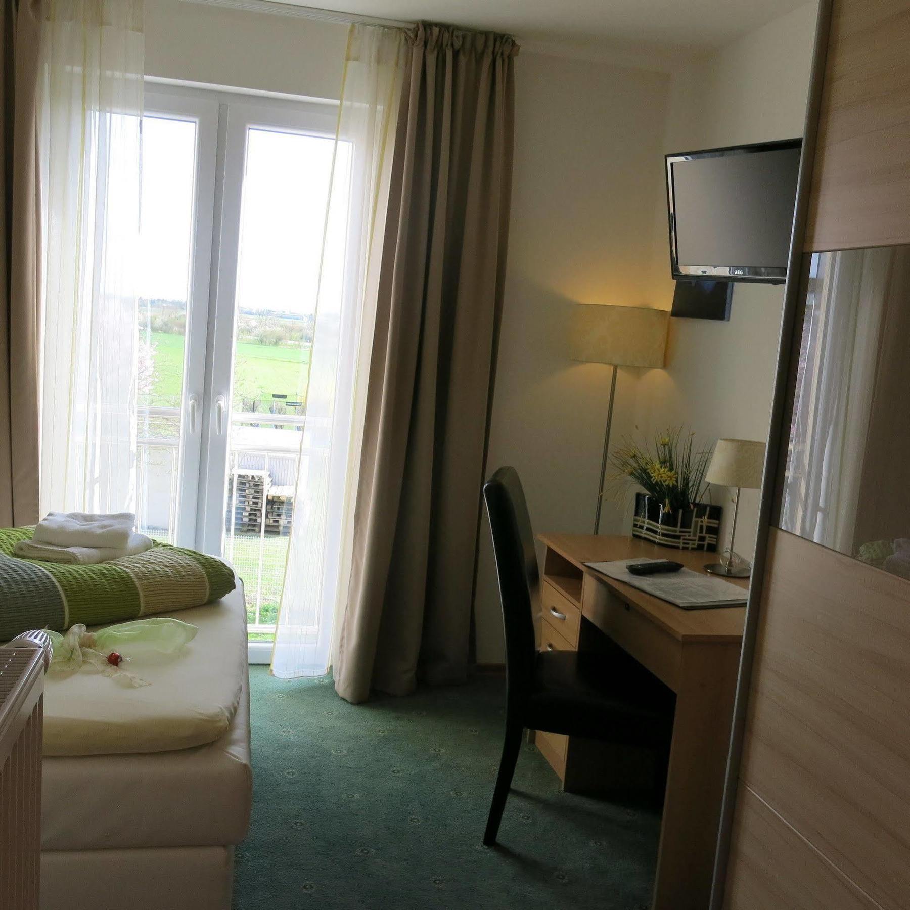 Hotel Ackermann Riedstadt Esterno foto